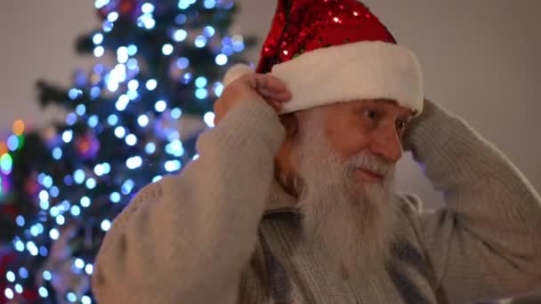 Bărbat Părul Gri Vârstă Barbă Fundalul Unui Pom Crăciun Pune — Videoclip de stoc