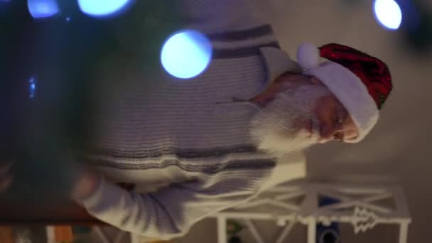 Vídeo Vertical Primer Plano Anciano Con Barba Con Sombrero Navidad — Vídeo de stock