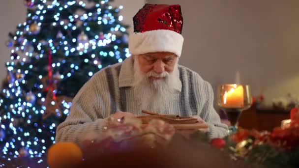 Homme Âgé Avec Une Barbe Chapeau Noël Est Assis Table — Video