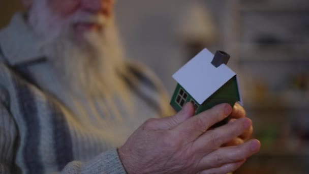 Sakallı Yaşlı Bir Adam Ince Metalden Yapılmış Bir Oyuncak Evi — Stok video