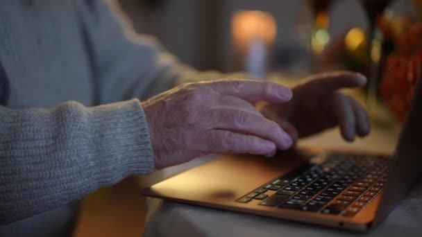 Masada Oturan Süveterli Yaşlı Bir Adam Dizüstü Bilgisayarda Klavye Kullanıyor — Stok video