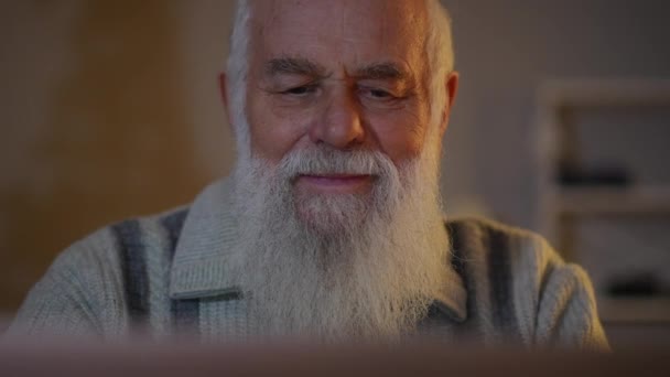 Крупный План Пожилой Бородатый Мужчина Положительными Эмоциями Лице — стоковое видео
