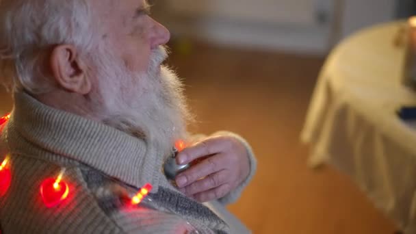 Yaşlı Sakallı Bir Adam Noel Ağacı Gibi Süslenmişti — Stok video