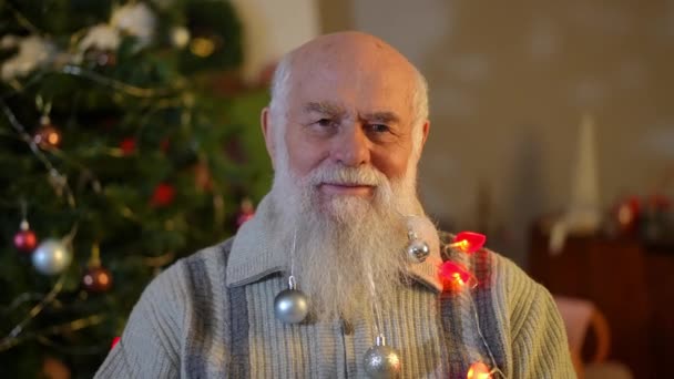 Oudere Man Met Baard Cosplaying Kerstboom — Stockvideo