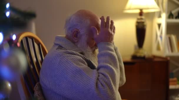 Noel Ağacının Yanındaki Sallanan Sandalyede Oturan Yaşlı Sakallı Bir Adam — Stok video