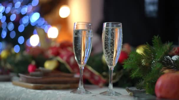 Detailní Záběr Dvou Sklenic Šampaňského Bílým Šumivým Vínem Slavnostním Vánočním — Stock video