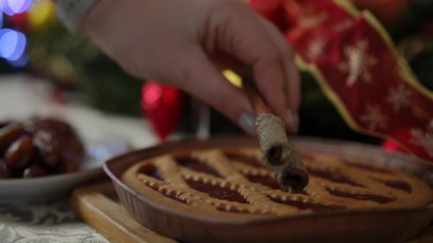 Close Dekorowanie Ciasto Świąteczne Kijami Cynamonowymi Świątecznym Stole Koncepcja Obchodów — Wideo stockowe