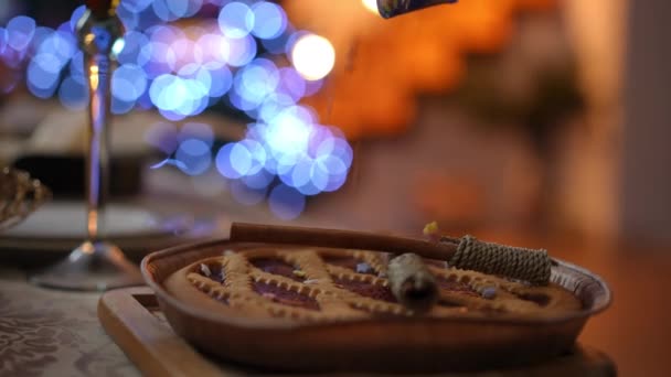 Dekorowanie Bożonarodzeniowego Ciasta Posypką Cukru Postaci Gwiazd Boże Narodzenie Ciasto — Wideo stockowe