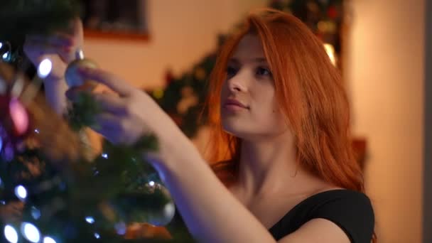 Hermosa Joven Casa Decorando Árbol Navidad Nochebuena Año Nuevo — Vídeos de Stock