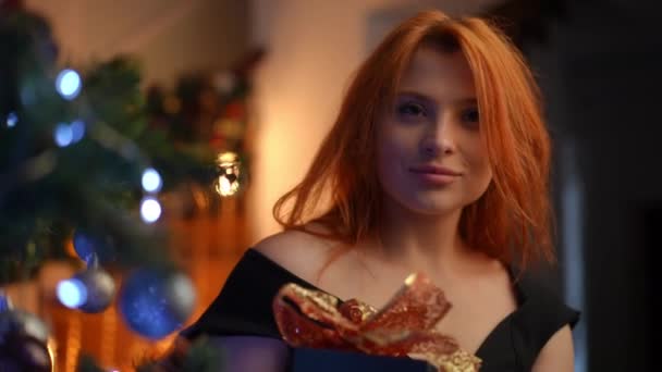 Schöne Junge Rothaarige Frau Schwarzen Cocktailkleid Mit Weihnachtsgeschenk Der Hand — Stockvideo