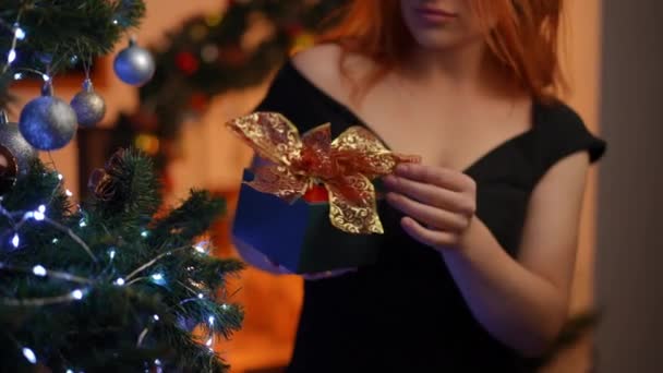 Una Giovane Donna Abito Cocktail Esamina Regalo Natale Squisitamente Avvolto — Video Stock