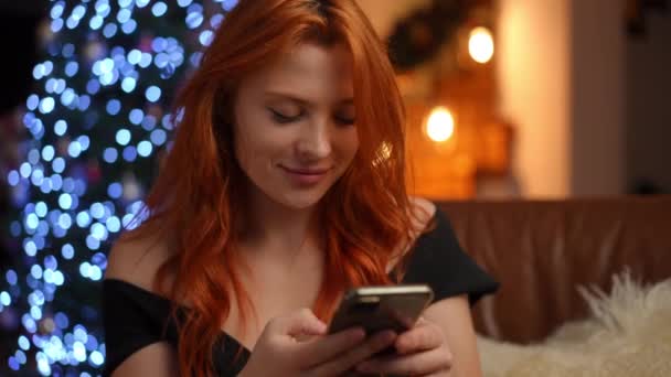 Junge Frau Tauscht Online Telefon Weihnachtsgrüße Aus Moderne Technik Schenkt — Stockvideo
