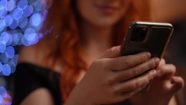 Glimlachende Roodharige Vrouw Actief Sms Mobiele Telefoon Tijdens Kerstvakantie — Stockvideo