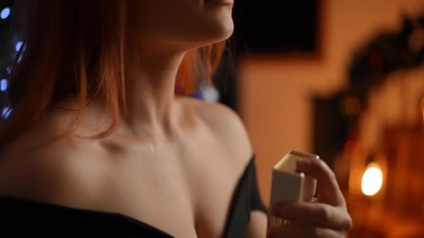 カクテルドレスで若い女性の体の露出した領域に香水を適用するクローズアップ — ストック動画