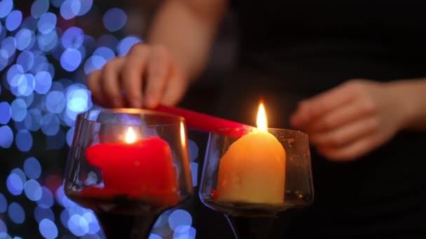 Gros Plan Éclairage Deux Bougies Dans Des Chandeliers Verre Sur — Video