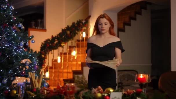 Современном Красиво Оформленном Доме Рождество Ведутся Заключительные Приготовления Красивая Женщина — стоковое видео