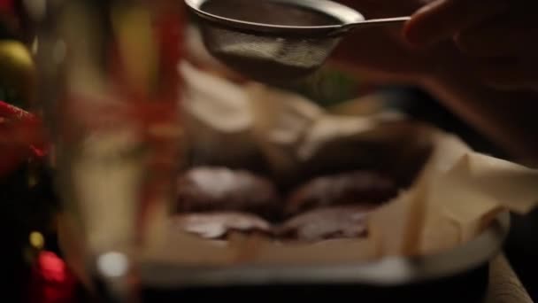 烤盘里的烤箱里的姜饼 它们撒满了糖粉 — 图库视频影像