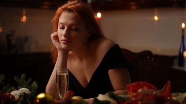 Молодая Красивая Женщина Сидящая Праздничным Столом Смотрит Бокал Шампанского Мечтает — стоковое видео