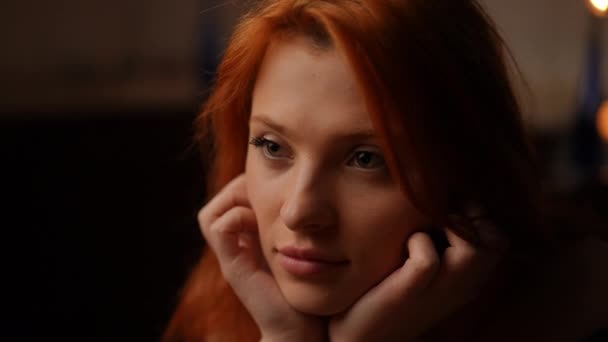 Närbild Vacker Ung Rödhårig Kvinnas Lystna Ansikte — Stockvideo
