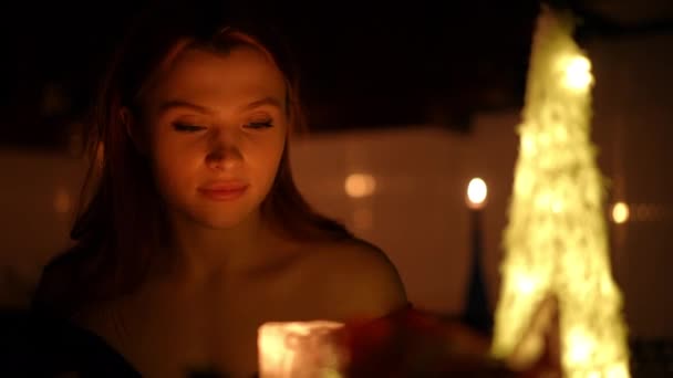 Eine Junge Schöne Frau Einem Dunklen Raum Mit Brennenden Kerzen — Stockvideo