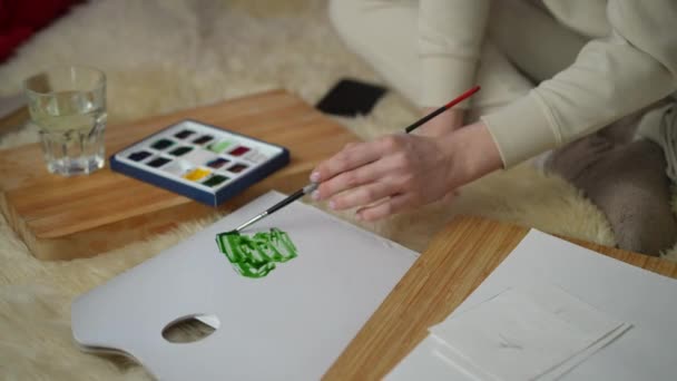 Δημιουργική Διαδικασία Της Ζωγραφικής Μιας Ευχετήριας Κάρτας Ακουαρέλες Χέρια Σας — Αρχείο Βίντεο