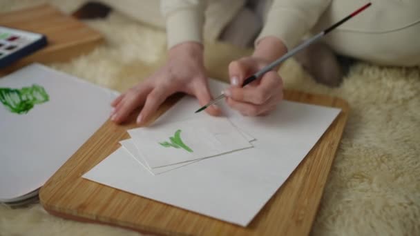 Technika Malování Vánočního Stromečku Akvarelem Blahopřání Vlastníma Rukama Detailní Záběr — Stock video
