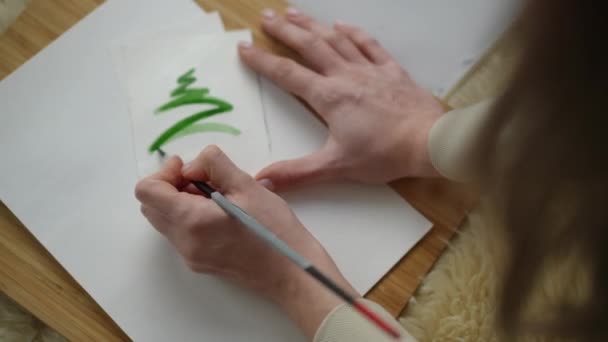 Nahaufnahme Des Prozesses Der Aquarellmalerei Eines Grünen Weihnachtsbaums Auf Einer — Stockvideo