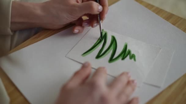 Close Técnica Pintura Pincel Árvore Natal Cartão Postal Branco — Vídeo de Stock