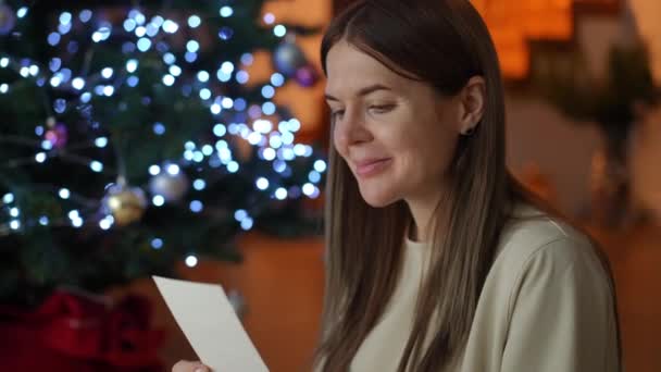Жінка Відчуває Позитивні Емоції Під Час Малювання Напередодні Різдва Нового — стокове відео
