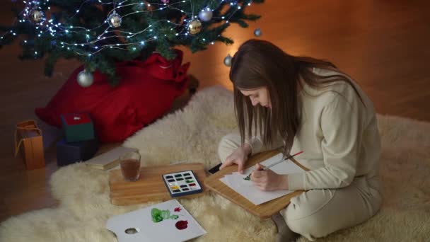 Вагітна Жінка Малює Ялинку Листівці Задоволена Результатом — стокове відео