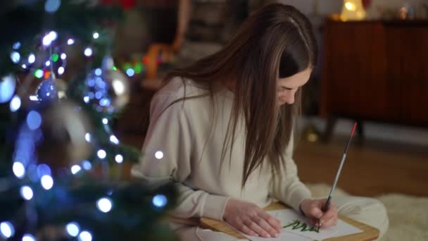 Žena Odloží Štětec Ukáže Kameře Přání Nakresleným Vánočním Stromečkem — Stock video