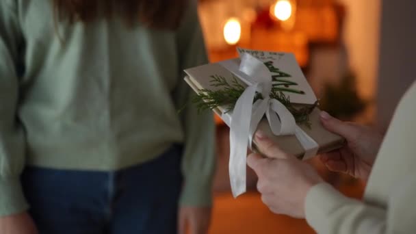 Uma Mulher Seu Amigo Presente Artesanal Tradicional Para Natal Ano — Vídeo de Stock