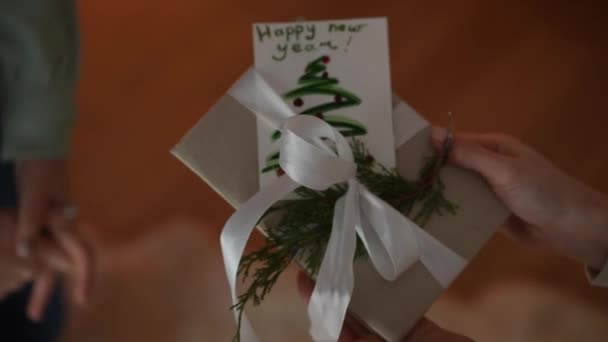 Традиционные Поздравления Рождеством Новым Годом Крупный План Вручения Подарка Ручной — стоковое видео