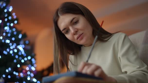 Fața Concentrată Unei Femei Care Desenează Timp Stă Lângă Pom — Videoclip de stoc