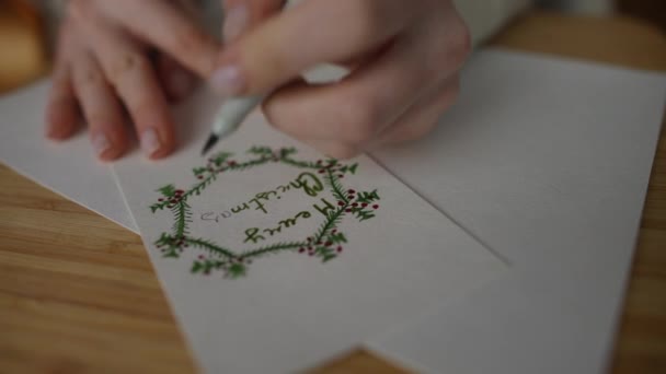 Nahaufnahme Eine Frau Signiert Eine Handgefertigte Weihnachtskarte Mit Grünem Filzstift — Stockvideo