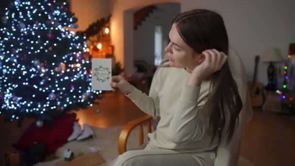 Noel Ağacının Yanındaki Sandalyede Oturan Bir Kadın Kendi Elleriyle Yaptığı — Stok video