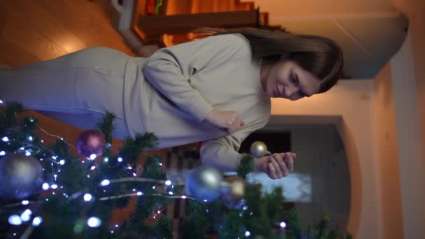 Vídeo Vertical Una Mujer Embarazada Cerca Del Árbol Navidad Juega — Vídeo de stock