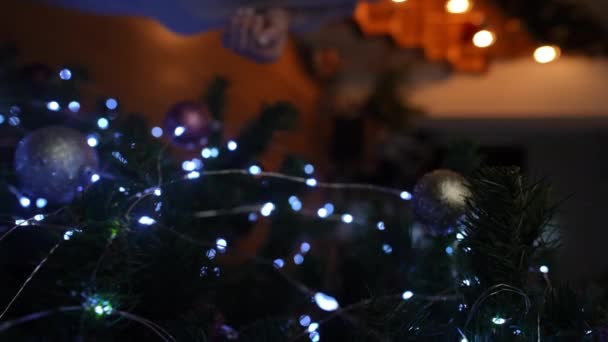 Vertical Video Close Woman Hangs Christmas Ball Christmas Tree Hits — Stock Video