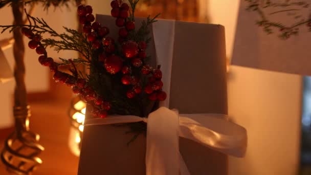 Close Presente Natal Artesanal Com Cartão Natal Frente Uma Escadaria — Vídeo de Stock