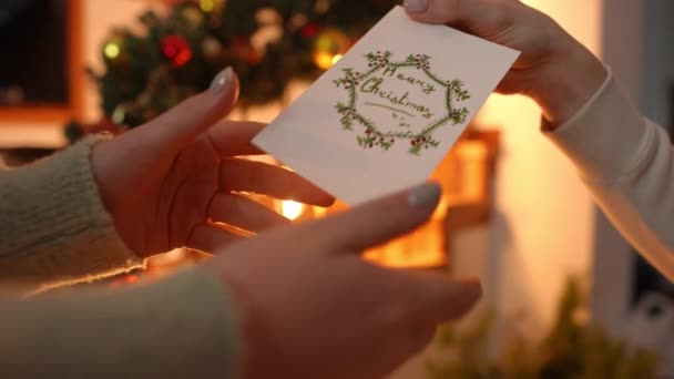 Жінка Дарує Подрузі Різдвяну Листівку Яку Вона Зробила Своїми Руками — стокове відео