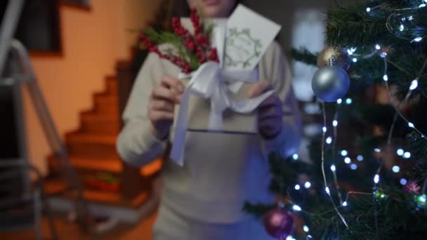 Жінка Стоїть Подарунком Біля Ялинки Тримає Подарунок Ручної Роботи Камери — стокове відео