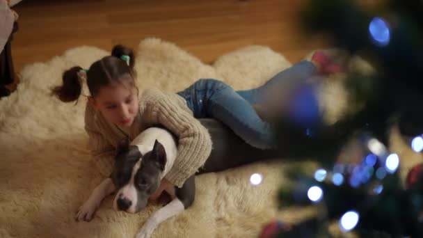 Uma Menina Abraçando Seu Cão Amado Está Deitada Tapete Perto — Vídeo de Stock