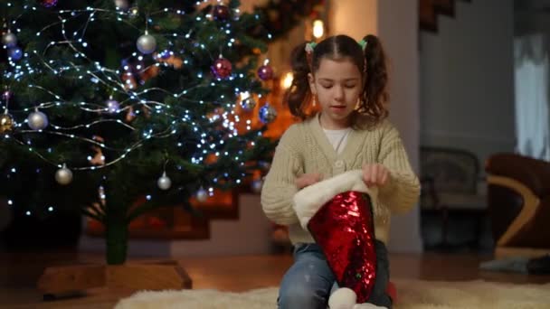 Een Meisje Een Gezellige Huiselijke Omgeving Zet Een Kerstmuts Maakt — Stockvideo