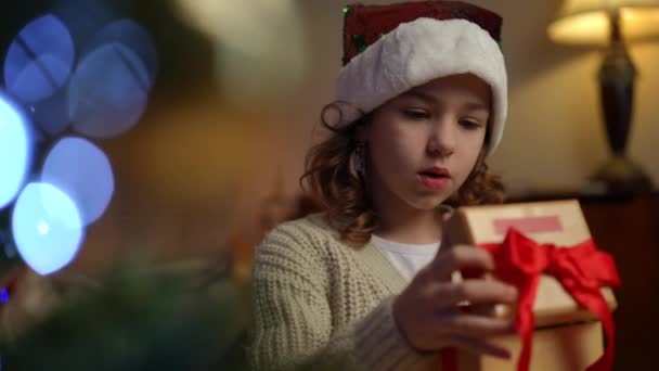 Yakın Plan Kız Uzun Zamandır Hayalini Kurduğu Noel Hediyesini Aldığı — Stok video
