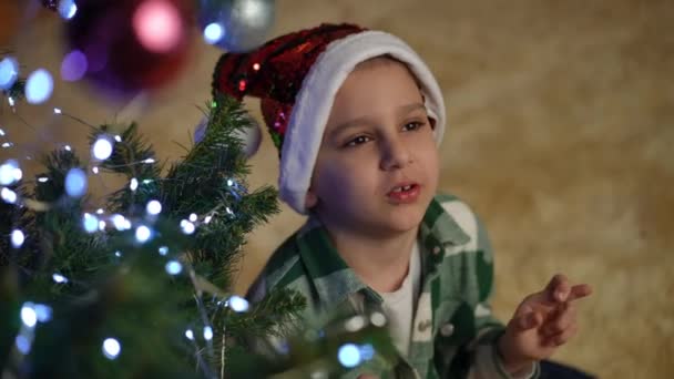 Chłopak Świątecznym Kapeluszu Naprawdę Chce Żeby Życzenie Które Wypowiedział Wigilię — Wideo stockowe