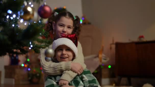Děti Hrají Šťastně Sedí Blízkosti Vánočního Stromečku Útulném Domácím Prostředí — Stock video