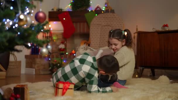 House Beautifully Decorated Christmas Children Sitting Carpet Fireplace Play Happily — Stock Video