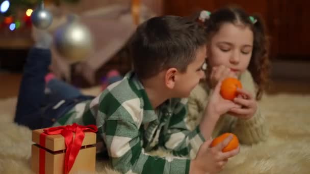 Deitado Tapete Perto Árvore Natal Crianças Divertem Brincando Com Tangerinas — Vídeo de Stock