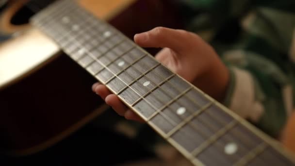 Zbliżenie Szyi Gitary Rękach Chłopca Chłopiec Zrywa Sznurki Dłonią — Wideo stockowe