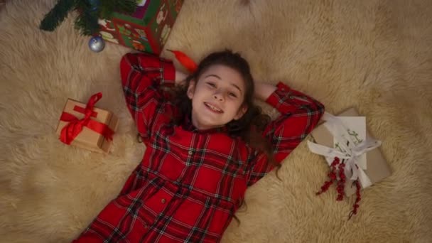 Радість Щастя Різдво Вранці Дівчина Лежить Килимі Подарунками Біля Ялинки — стокове відео
